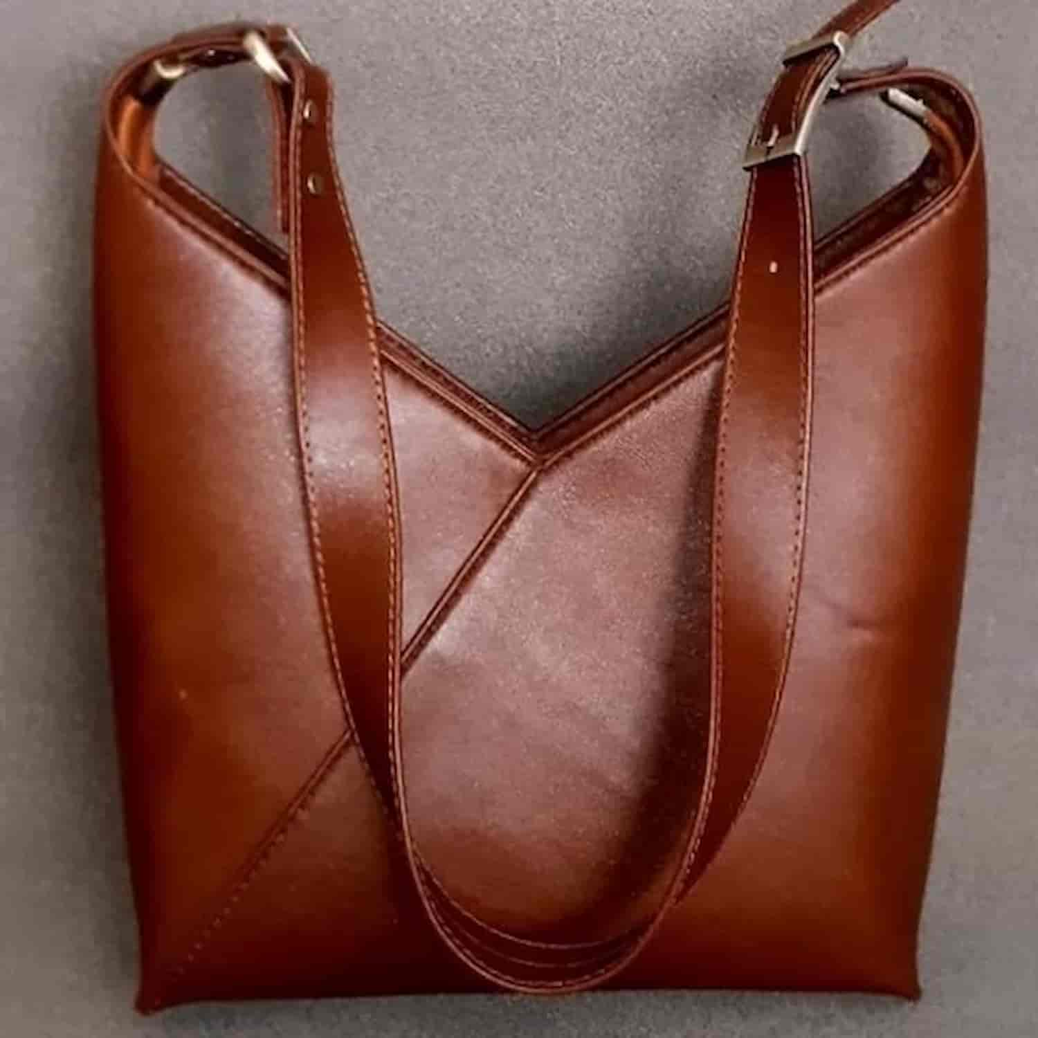 کیف چرم طبیعی زنانه با ابعاد مناسب برای استفاده روزانه